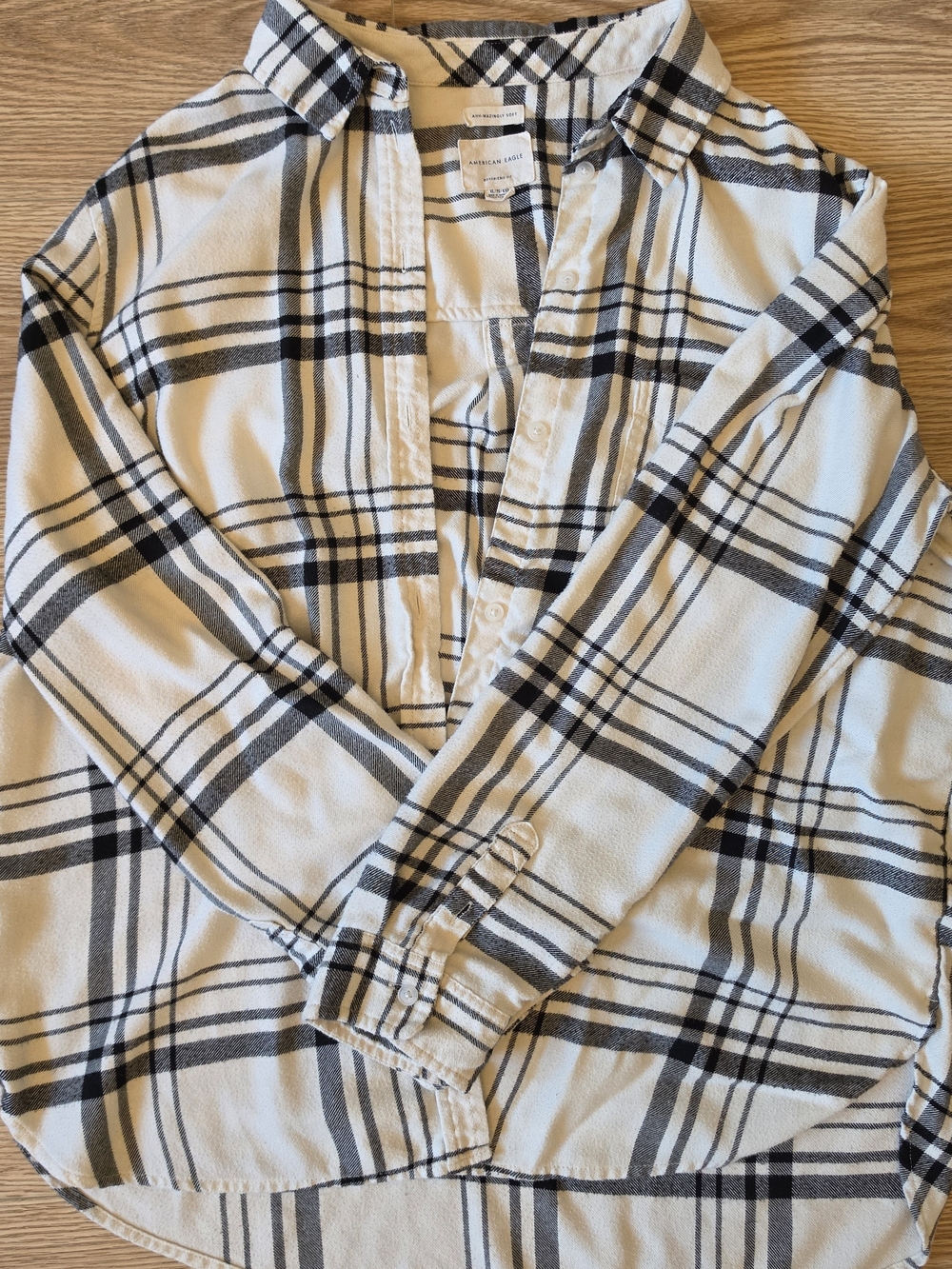 Oversized American Eagle White and Black Plaid Button-Up Shirt
